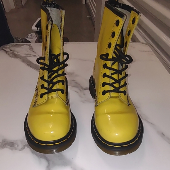 Dr Martens 1460 Patent Yellow Lace Up Combat Boots. Size 7 - Picture 5 of 11